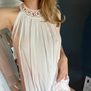 Skir sommarklänning  - Italiensk sommarklänning som skiftar i rosa och vitt med halterneck