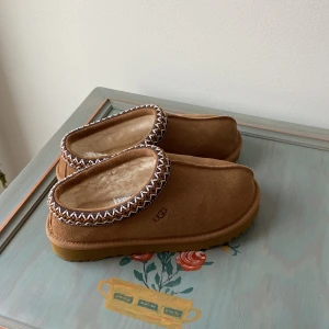 UGG Tasman  - (Intressekoll) Ett par uggs tasman i storlek 38, använda högst 3 gånger i torrt väder. Inga skador, ser helt nya ut. 