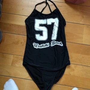 Baddräkt  - Baddräkt! Använd några gånger! Frakt tillkommer på 30kr.