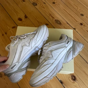 Sneakers från Axel Arigato - Vita chunky sneakers från Axel Arigato i storlek 39, dessa är dock för små för mig så skulle säga att dem är en 38. Säljer pga storlek