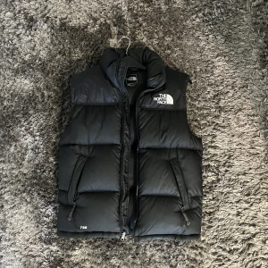 The North Face 700 väst - Sjukt skön väst från The North Face i storlek S  Skick: 9/10 Nypris: 2500kr Säljer då jag knappt använt den Går att pruta vid en snabb affär