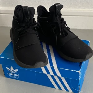 Adidas sneakers - Svarta. Bra skick. Inga skador. 