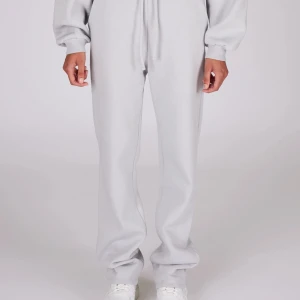 Lxa sweatpants - Säljer mina helt oanvända lxa sweatpants i färgen light grey. Prislapp finns kvar, säljer byxorna då dem ej passar mig och möjlighet för att returnera ej fanns. Köpta för 659kr. Pris kan diskuteras💗🤩