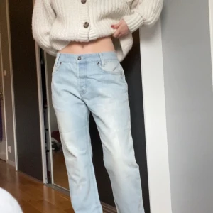 Jeans - Ljusblåa jeans i storlek 34 är väldigt stora i midjan som syns på sista bilden, är långa på mig som är 165