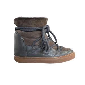 säljer dessa äkta grå/brun färgade inuikii boots. de är i bra skick och köpta på plick! Det är egna bilder! skriv för fler
