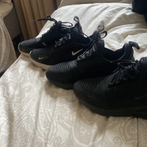 Nike 270 storlek 37-38 -  De svarta har jag knappt använt, hade kunna tänka mig att möta upp bor i Malmö 