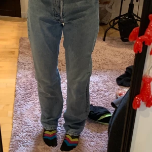 Vintage Levis jeans - Blåa Vintage Levis jeans, midwaist. Sköna och hela. Säljs pga av att dom inte används så mycket längre tyvärr. Midjemått: ca 72 cm (runt om) innerbensmått: ca 77cm 💞 Jag är 164 och dom sitter perfekt på mig 🫶 tryck på ”köp nu” eller föreslå ett pris!