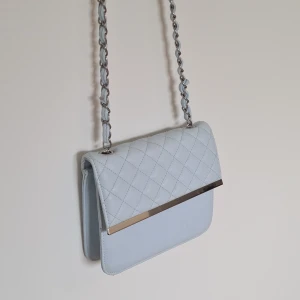 Fin ljusblå väska - I ny skicka om man hill ha föer bilder skriv privat😊köparen står för frakt.