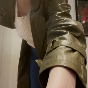 Vintage grön läderjacka!  - Kan säljas direkt för 700kr! Så cool (rare-find) vintage skinnjacka i fint skick som köptes på secondhand för 1000kr! Nästan inte använd av mig men tidigare ägaren flyttade knapparna så det finns små hål men de syns knappt. Så otroligt fin till hösten💕🍂