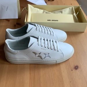 Axel Arigato Clean 90 - Säljer helt nya arigatos eftersom de var för stora. Aldrig använda.