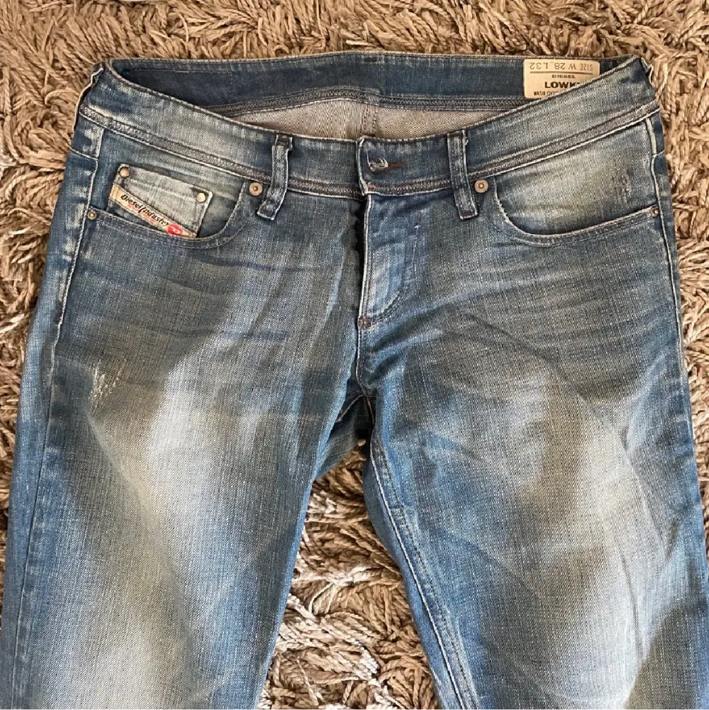 Lågmidjade bootcut jeans från diesel💓säljer då de tyvärr är för små för mig, skulle säga att dom passar folk mellan 160-170 i längd. Mått : midjemått 79 cm och Innerbenslängd 84 cm. Jeans & Byxor.