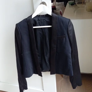 J.Lindberg  - En kortare kavaj i storlek 38/M men mer som en liten M eller S, Märke J.Lindeberg och bra kvalite (Frakt ingår ej)