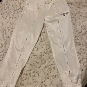Nike sweatpants - Träningsbyxor från Nike i glansigt material.  Nya, bara testade.  Storlek M