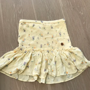 Kjol - Fin blommig kjol från Kappahl. Använd ca 5 gånger.