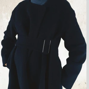 Kappa cos - Kappa från COS stl 34. Jag har dock vanligtvis 36. 5% cashmir. Mörkblå. Sparsamt använd