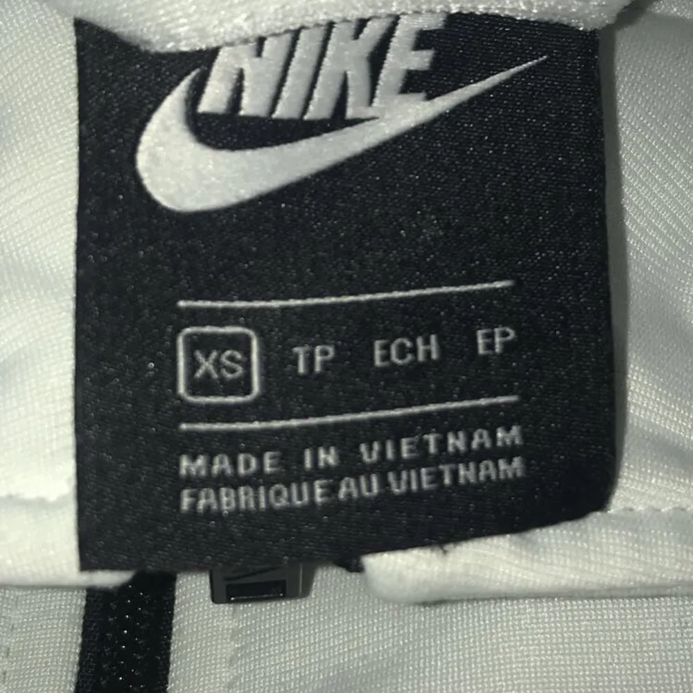 Jag säljer min Nike teach fleece eftersom jag använder inte de så länga . Tröjor & Koftor.