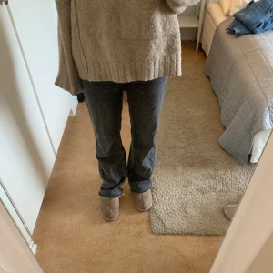 ZaraJeans - Säljer de populära gråa jeansen ifrån zara. Storlek 36. Mitt pris 100