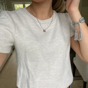 Zara t-shirt - Säljer min superfina t shirt från zara i strl S! 