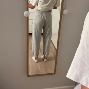 ”iets frans” mjukisbyxor - Grå mjukisbyxor köpta hos Urban Outfitters för originalpris 600kr. Endast använda ett fåtal gånger, men har en knappt märkbar röd fläck på framsidan (se sista bild).