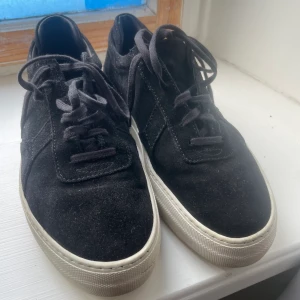 Axel Arigato Platform Suede - Fint skick, kan göras som nya igen med ordentlig tvätt och mockaborste, sulan helt intakt. 