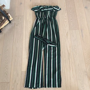 Ribbad jumpsuit från Gina Trico - Använd fåtals gånger