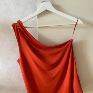 Topp - Topp med utan en arm, storlek L. Köparen står för frakten 💓