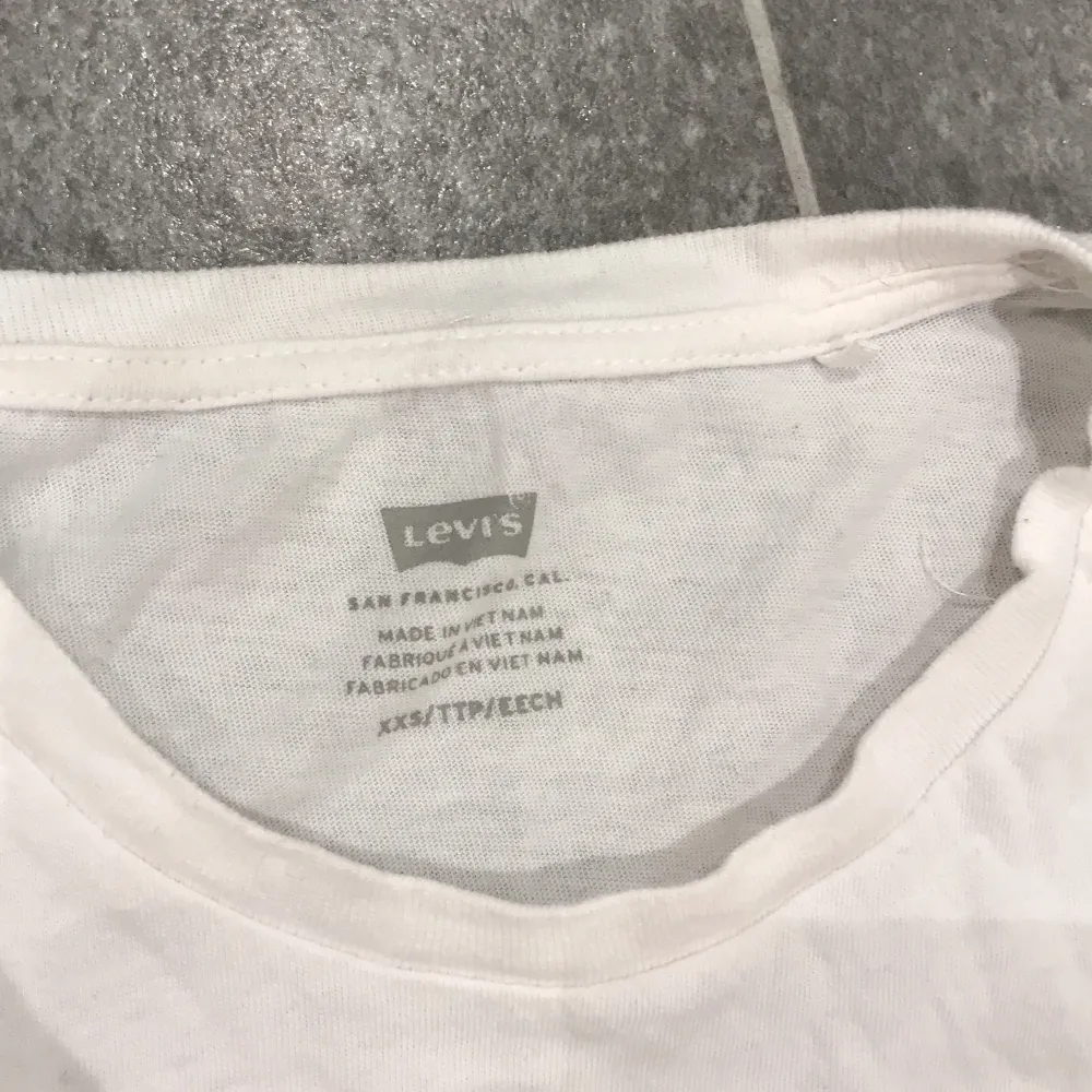 En vit Levi’s t-shirt. Ser ut som ny, jättebra skick! ⭐️. T-shirts.