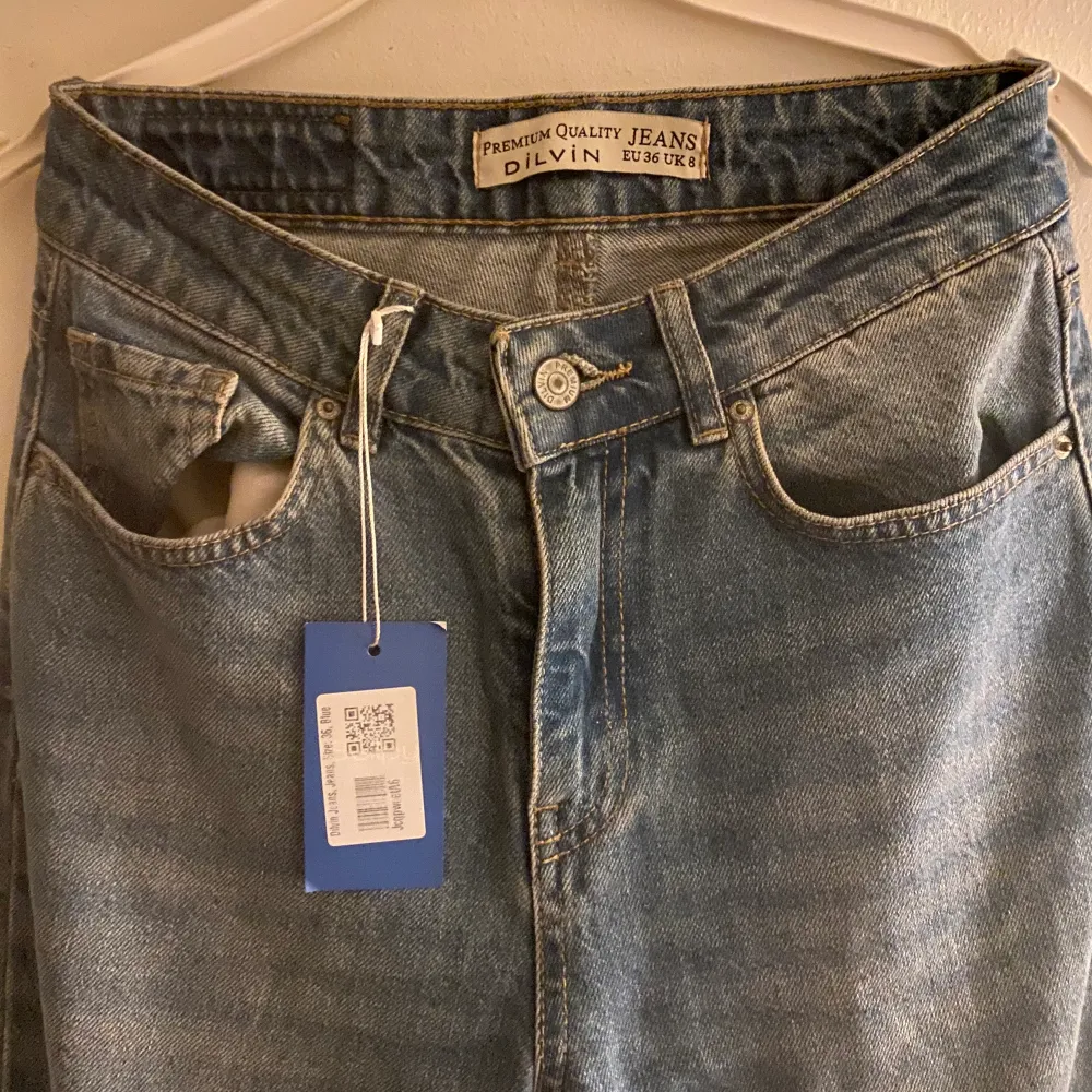Säljer dessa jättefina dilvin jeans med fint mönster, då de tyvärr inte passar mig. Byxorna är från sellpy där prislappen finns kvar och är i väldigt bra skick. . Jeans & Byxor.
