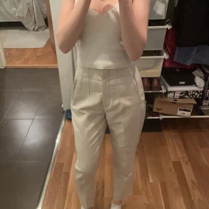 Beiga kostymbyxor från zara storlek xs  - Dessa snygga byxor säljer jag då dom är för korta för mig jag är 165 ungefär. Byxorna är i bra skicka dessutom är dom inte använda! 💕 Köparen står för frakten!!