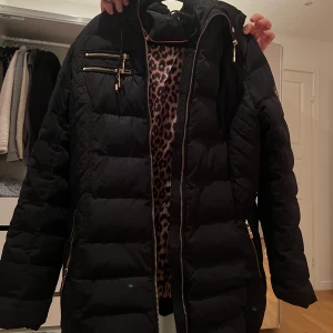 Vinterjacka  - Skit snygg Hollister jacka som orginalt är köpt för 5000 men är använd så säljer för 1500. Den har inte någon typ av skador. 