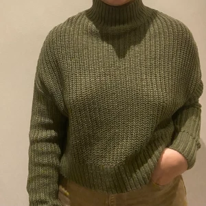 Grön stickad tröja  - Fin stickad tröja som jär köpt ifrån hm, använder aldrig den så därför säljer jag den💓