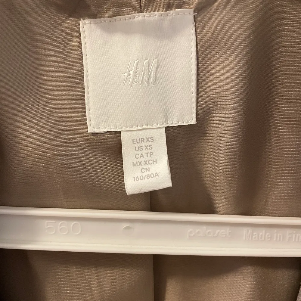 Oanvänd kavaj från H&M i storlek XS. Fint material som känns väldigt lyxigt (se bild nummer 2). Frakt tillkommer! 🤍. Kostymer.