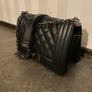 Handväska - Handväska som kan användas crossbody eller om man vill dubbla banden och ha över axeln! Stilren och snygg! Inte slitet skick! Endast att stäng/ öppna knappen är väl använd. 
