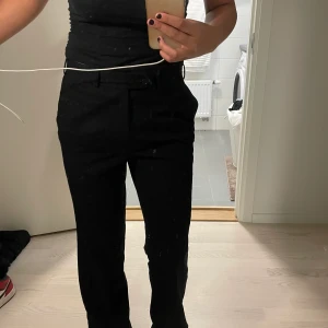 Kostymbyxor  - Svarta kostymbyxor. Superfina men är tyvärr en storlek för stor för mig! 