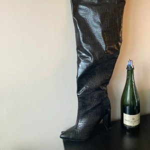 Stövlar/boots - Krokodil-läder (fake) köpt från ASOS för 550kr Molly mae x ego design. Använda vid ett tillfälle UK 6.
