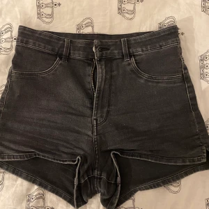 Högmidjade shorts svarta - Shortsen är i ett bra skick och säljs eftersom dem är för stora på mig. Köp inte direkt utan kom privat för frågor.❤️