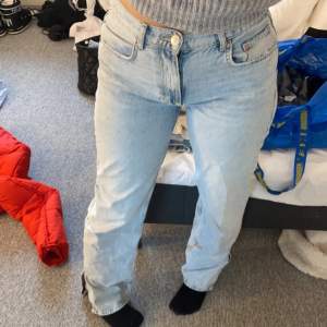 säljer dessa skitsnygga jeans från Gina Tricot. köptes för 500kr och har använts ungefär 3 gånger. Jag är 1,75 lång och dom går ner till hälarna på mig 