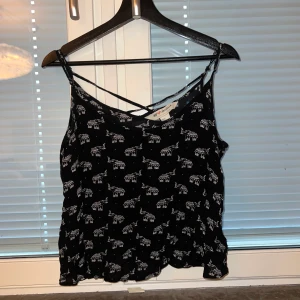 Topp med elefanter på - Säljer denna topp med elefanter på som har storleken 38☺️ köparen står för frakten☺️