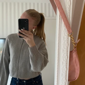 Grå stickad kofta  - Säljer nu en super snygg kofta från h&m som passar perfekt nu till hösten! Koftan är super skön och är använt ca 3 gånger.💞