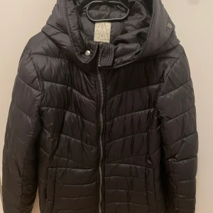 Etirel - Svart damjacka med luva.I gott skick. St 38 150kr