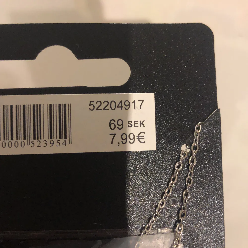 Säljer detta halsband från ur&penn. Säljer pga att den inte kommer till användning och har aldrig använts! Köpt för 69 säljer för 30+frakt. Vet ej vad det ör för något på den. Accessoarer.