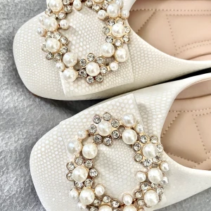 Platta skorna  - De är helt nya och så bekväma.  Storlek 38 - beige färg  