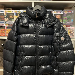 Moncler Maya Navy Size 5 - Moncler Maya Navy Size 5 8/10 skick