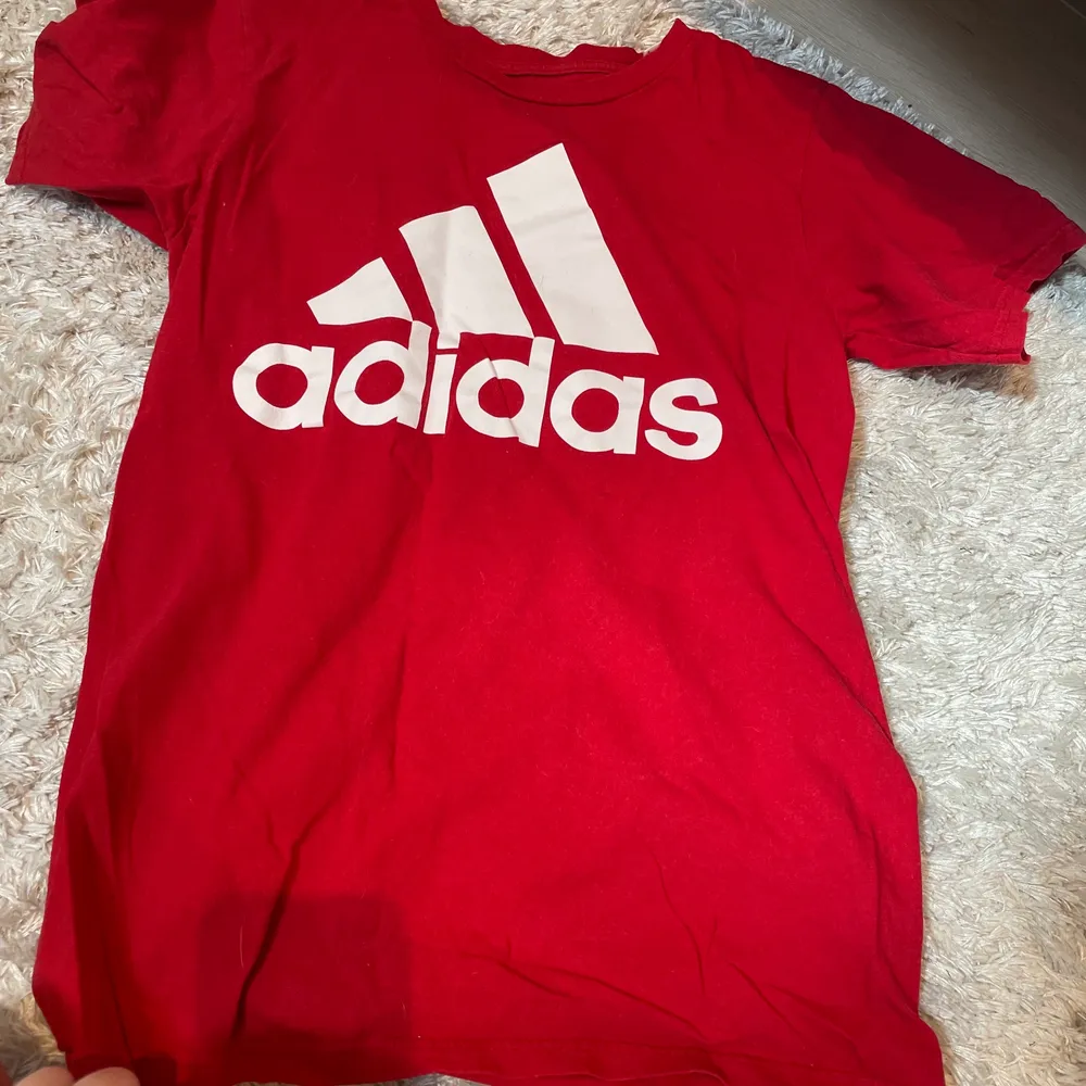 1. Tupac T-Shirt 150kr😍 2. Röd Adidas T-Shirt 100kr💗 3.Svart Adidas T-Shirt 100kr🐯 Köp separat för ovanstående pris eller köp alla för 300kr😍  Alla är storlek M men oversize🫶 . T-shirts.