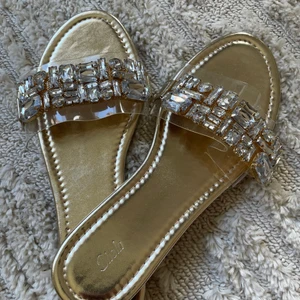 Sommar tofflor - Helt nya super fina tofflor i storlek 40. Är dock små i storlek så skulle säga att dem passar en 39 