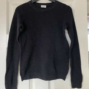 Stickad tröja  - Snygg svart stickad