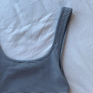 Linne från zara - Säljer nu detta superfina linnet från zara! Randigt och väldigt skönt + stretchigt material, det är storlek s men skulle säga att de passar xs/m också! Helt oanvänt och säljer endast då det inte riktigt är min stil! Nypris 129:- Mitt pris 35:- inklusive frakt!