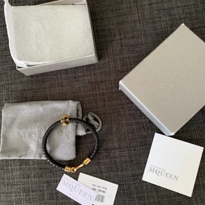 Alexander Mqueen armband  - O/S knappt andvänd, den passar väldigt bra och är lätt och matcha med men passar inte in på min stil. Köpt för 1250 budgivning i kommentarerna startpris 600