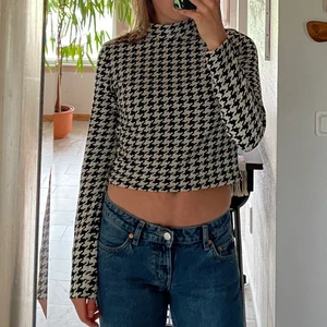 Festtröja från Ginatricot - Jättefin croppad polo från Ginatricot. Tröjan användes sällan och är i nyskick. Perfekta tröjan för finmiddag eller fest. Lägg eget bud vid intresse.