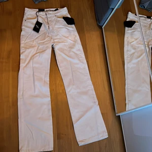 Jeans från bik bok - Säljer dessa jeans jag aldrig använt då jag inte kunde lämna tillbaka de. Det är alltså inte använda och färgen är jättefin nu till sommaren!